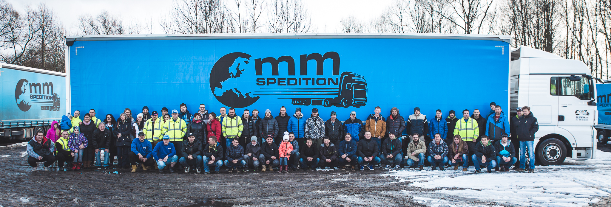 Tým MM Spedition před firemním kamionem